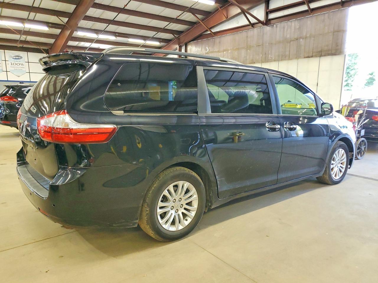 2017 TOYOTA SIENNA — фото 3