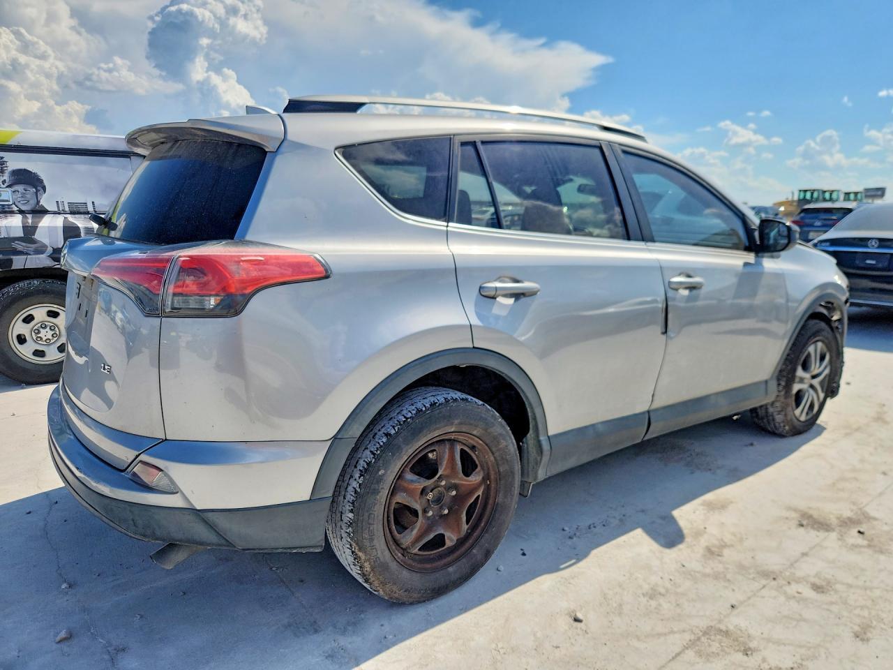 2017 TOYOTA RAV4 — фото 3