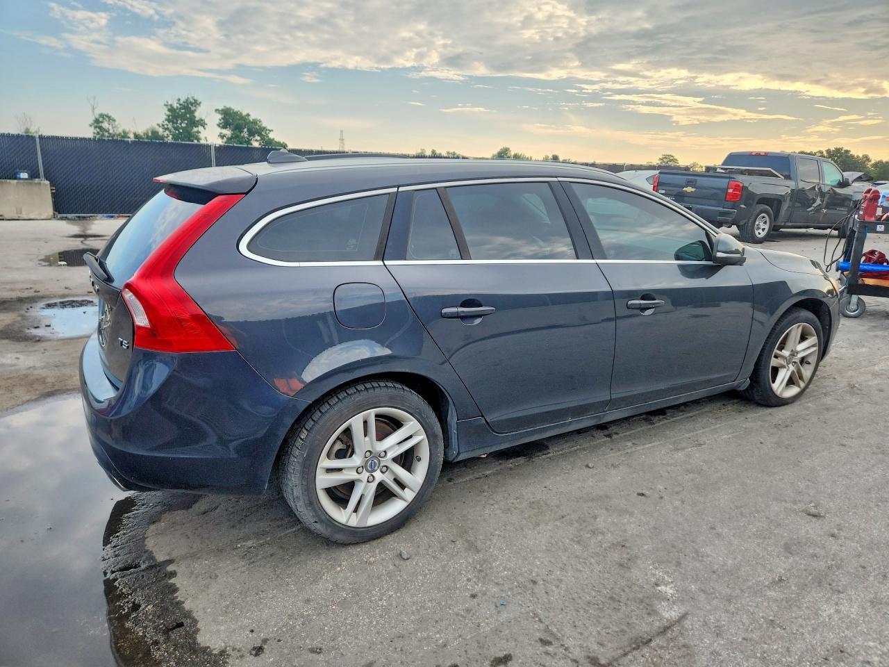 2015 VOLVO V60 — фото 3