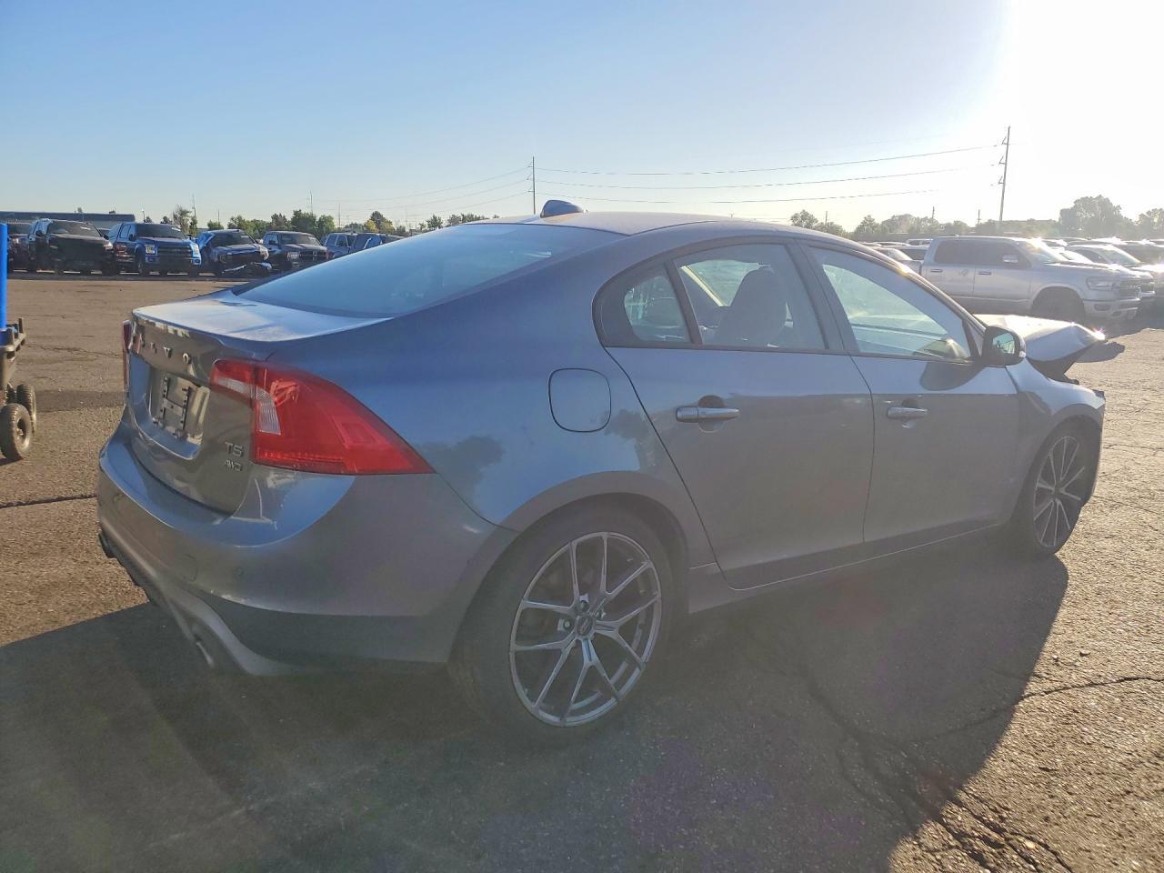 2018 VOLVO S60 — фото 3
