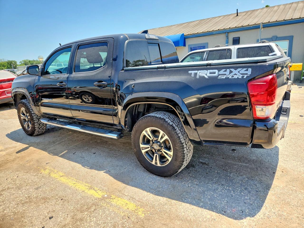 2017 TOYOTA TACOMA — фото 2