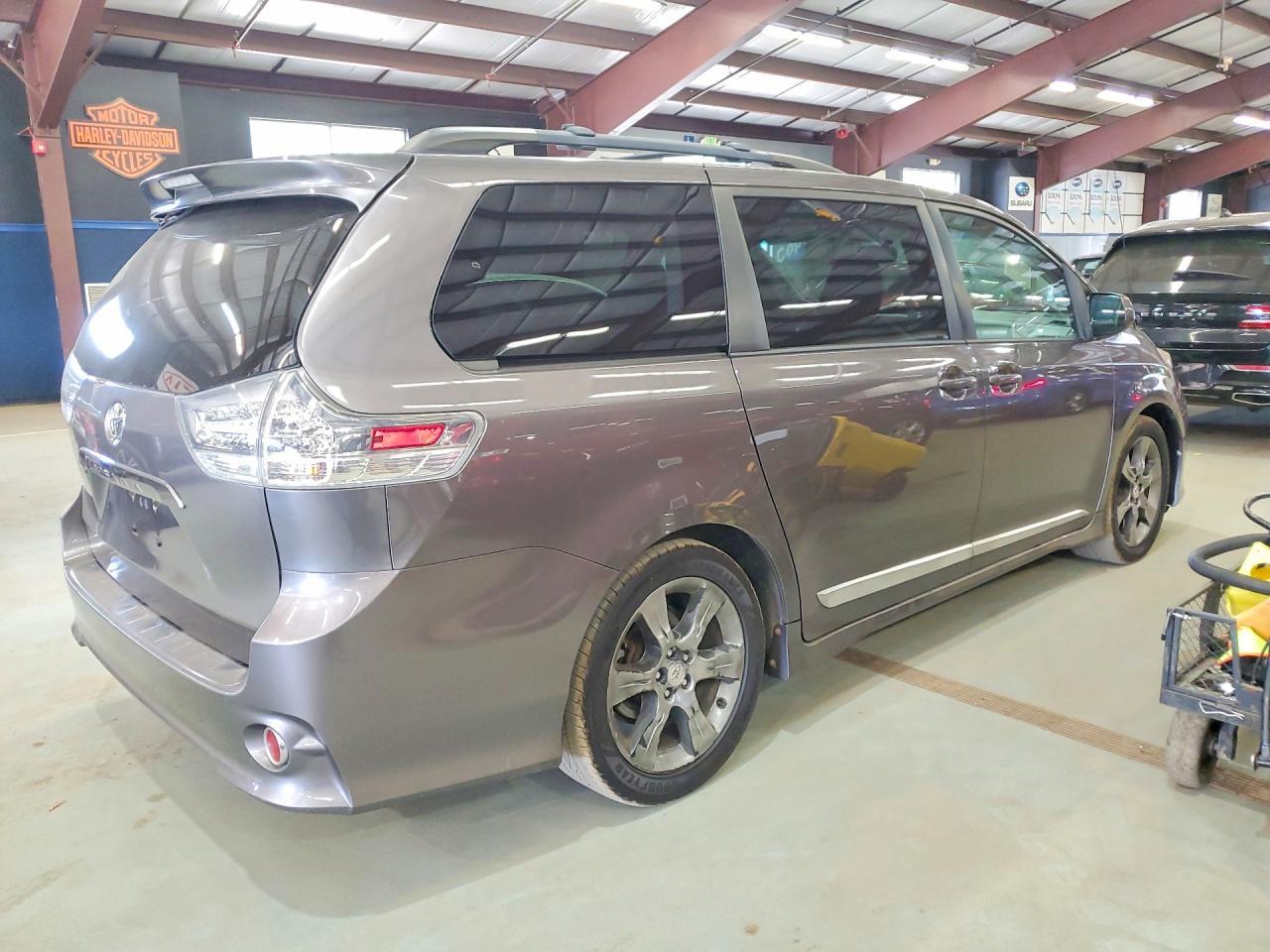 2012 TOYOTA SIENNA — фото 3