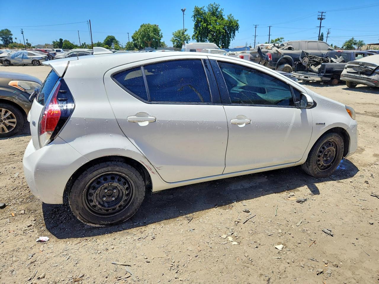 2016 TOYOTA PRIUS C — фото 3