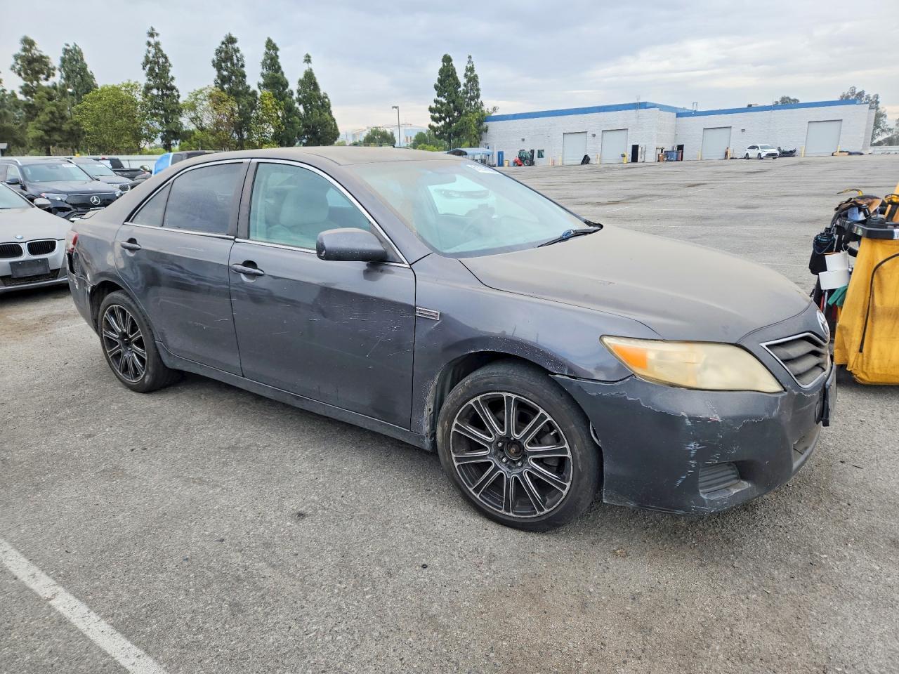 2011 TOYOTA CAMRY — фото 4