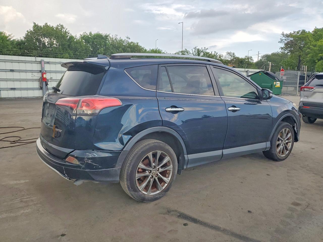 2018 TOYOTA RAV4 — фото 3