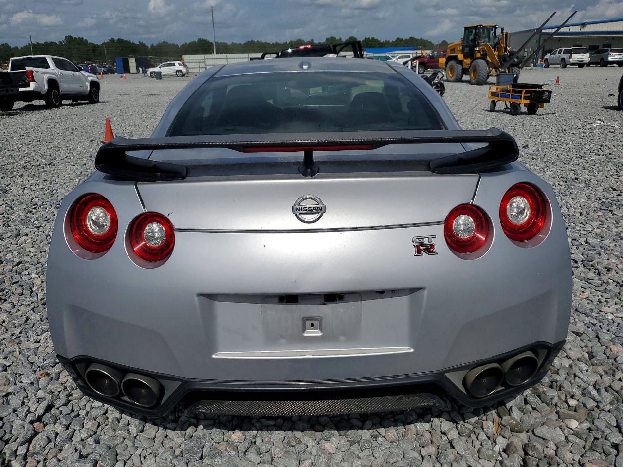 2016 NISSAN GT-R — фото 6