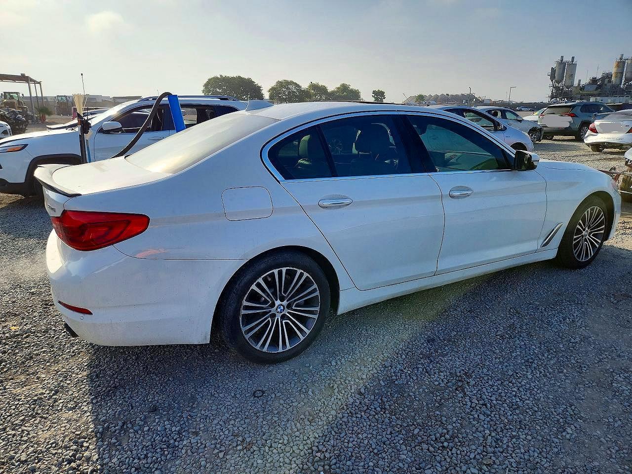 2017 BMW 5 SERIES — фото 3