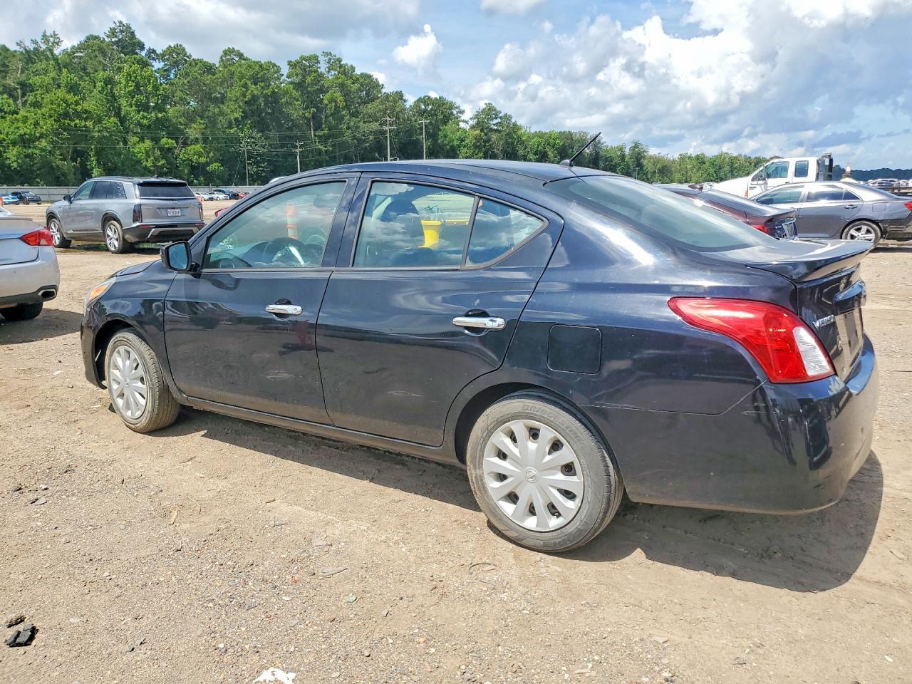 2019 NISSAN VERSA — фото 2