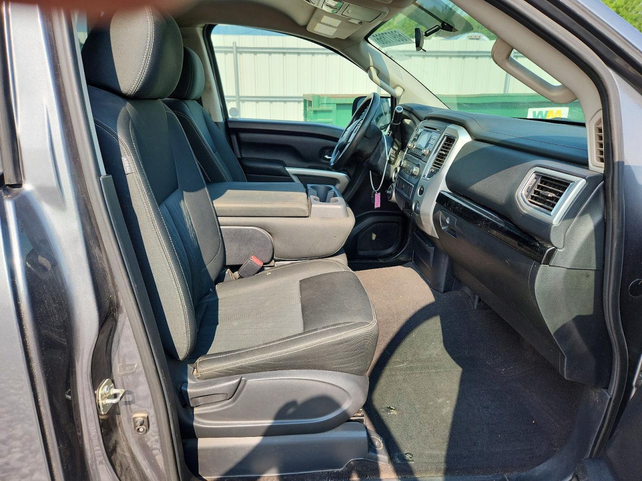 2017 NISSAN TITAN — фото 10