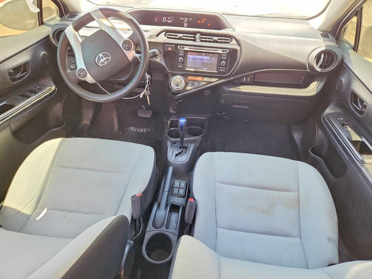 2016 TOYOTA PRIUS C — фото 8