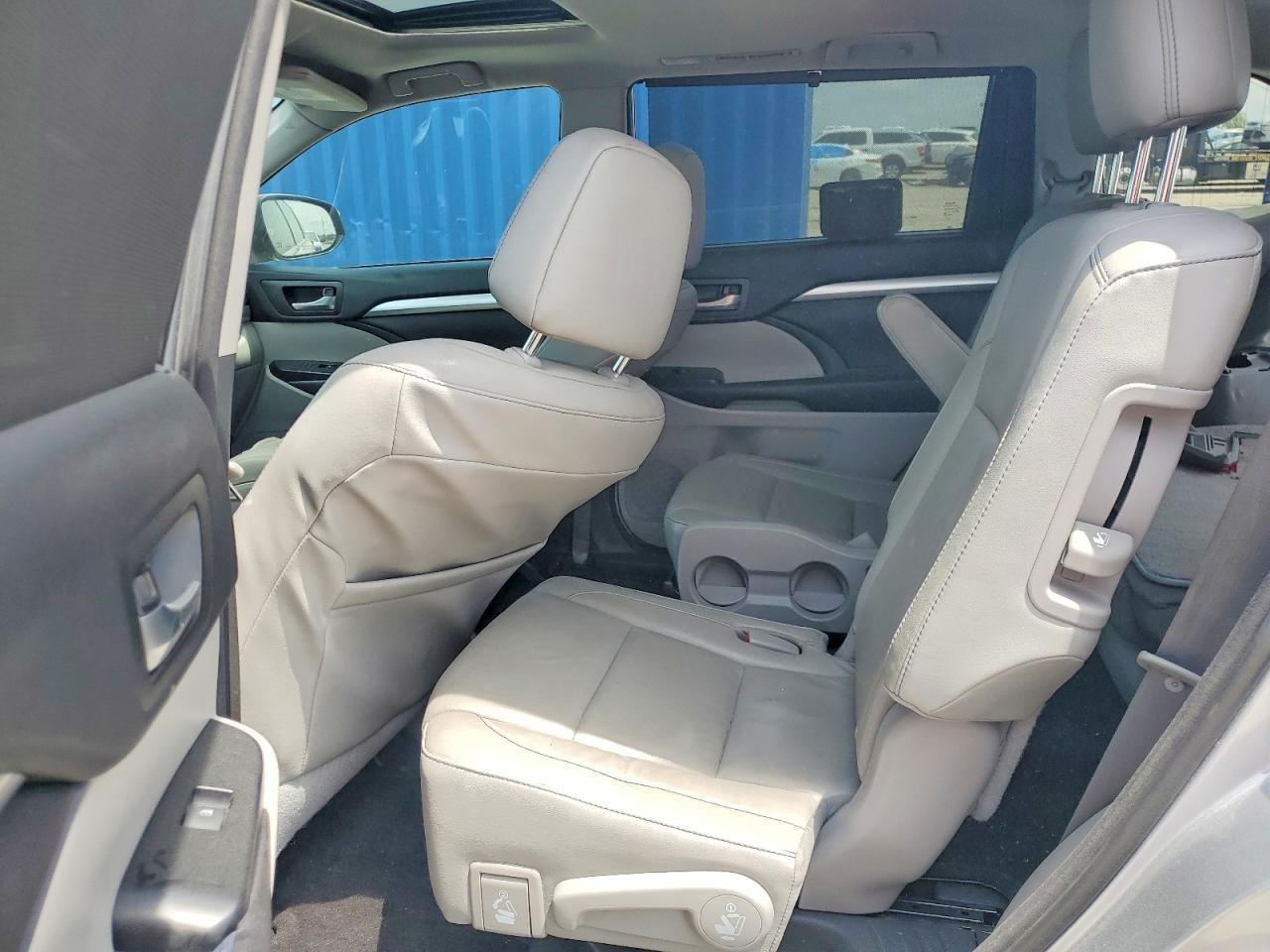2016 TOYOTA HIGHLANDER — фото 11