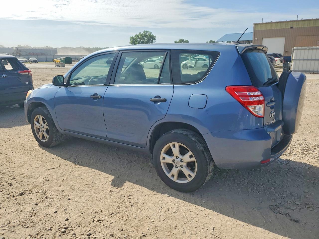 2010 TOYOTA RAV4 — фото 2