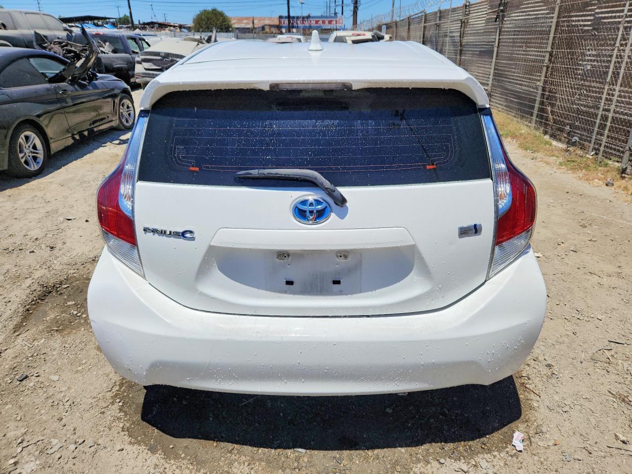 2016 TOYOTA PRIUS C — фото 6