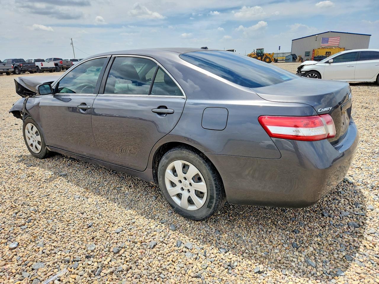 2011 TOYOTA CAMRY — фото 2