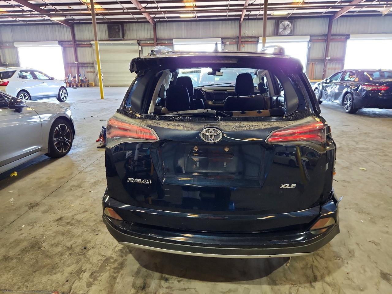 2017 TOYOTA RAV4 — фото 6