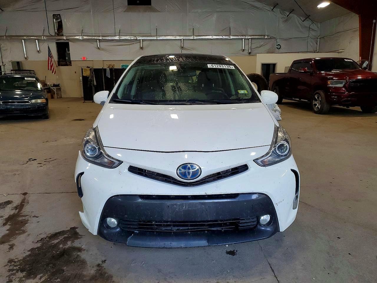 2016 TOYOTA PRIUS V — фото 5