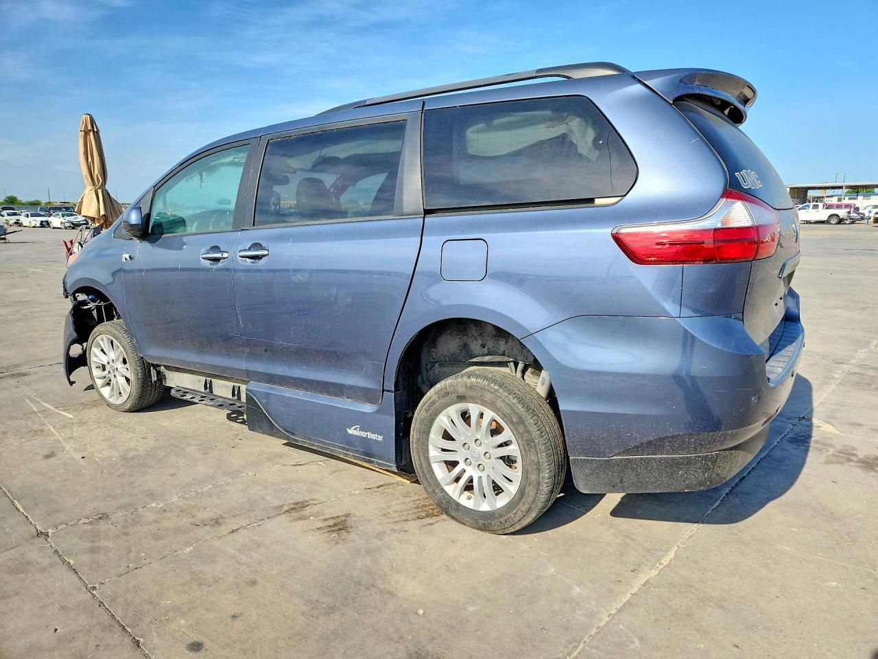 2017 TOYOTA SIENNA — фото 2