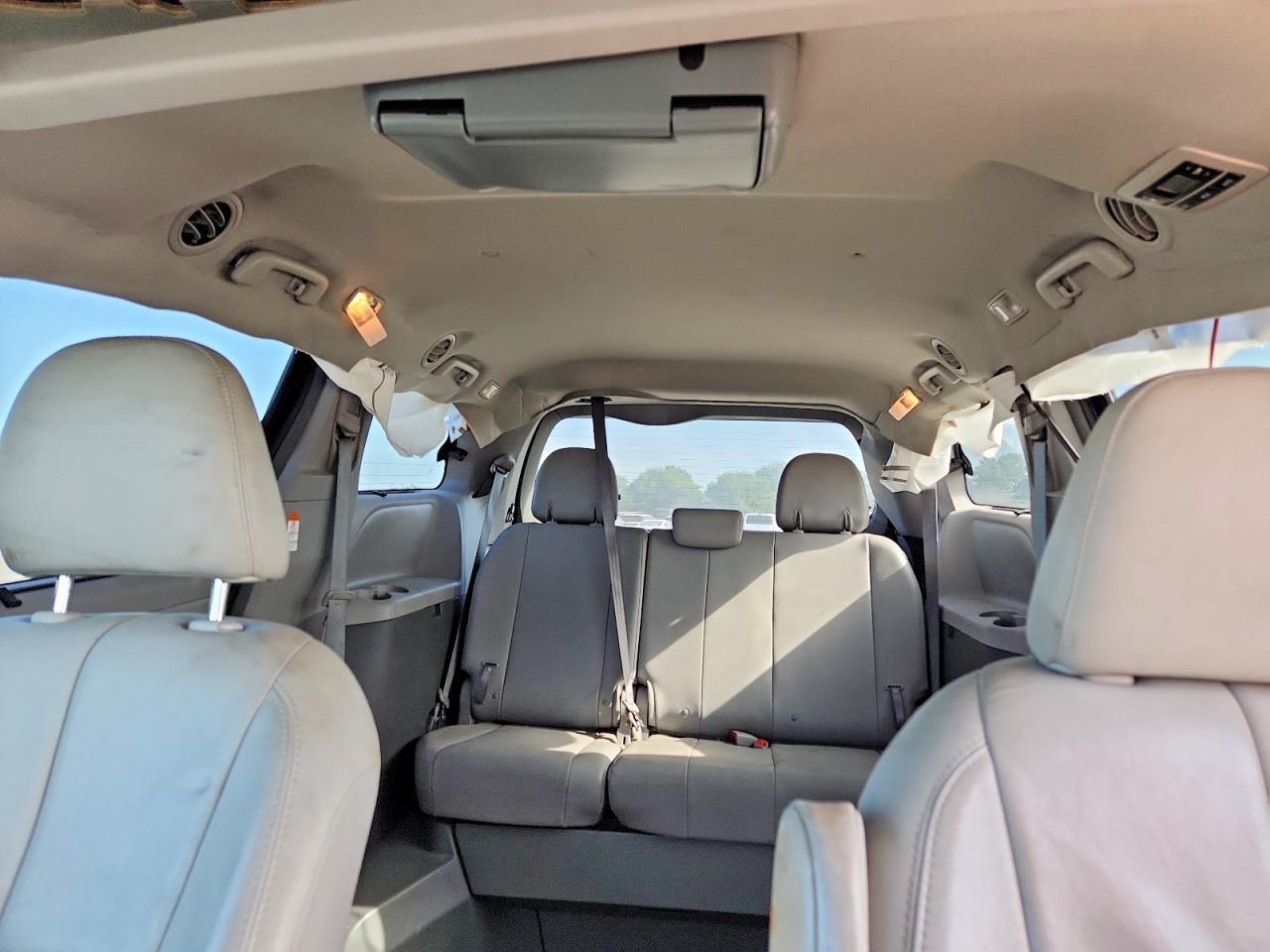 2017 TOYOTA SIENNA — фото 10