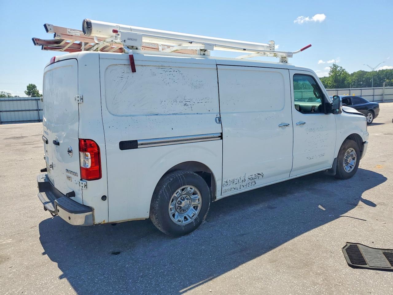 2015 NISSAN NV2500 — фото 3