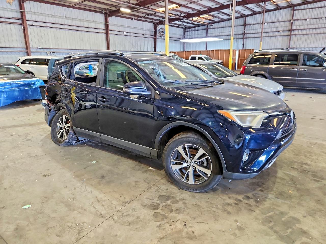 2017 TOYOTA RAV4 — фото 4
