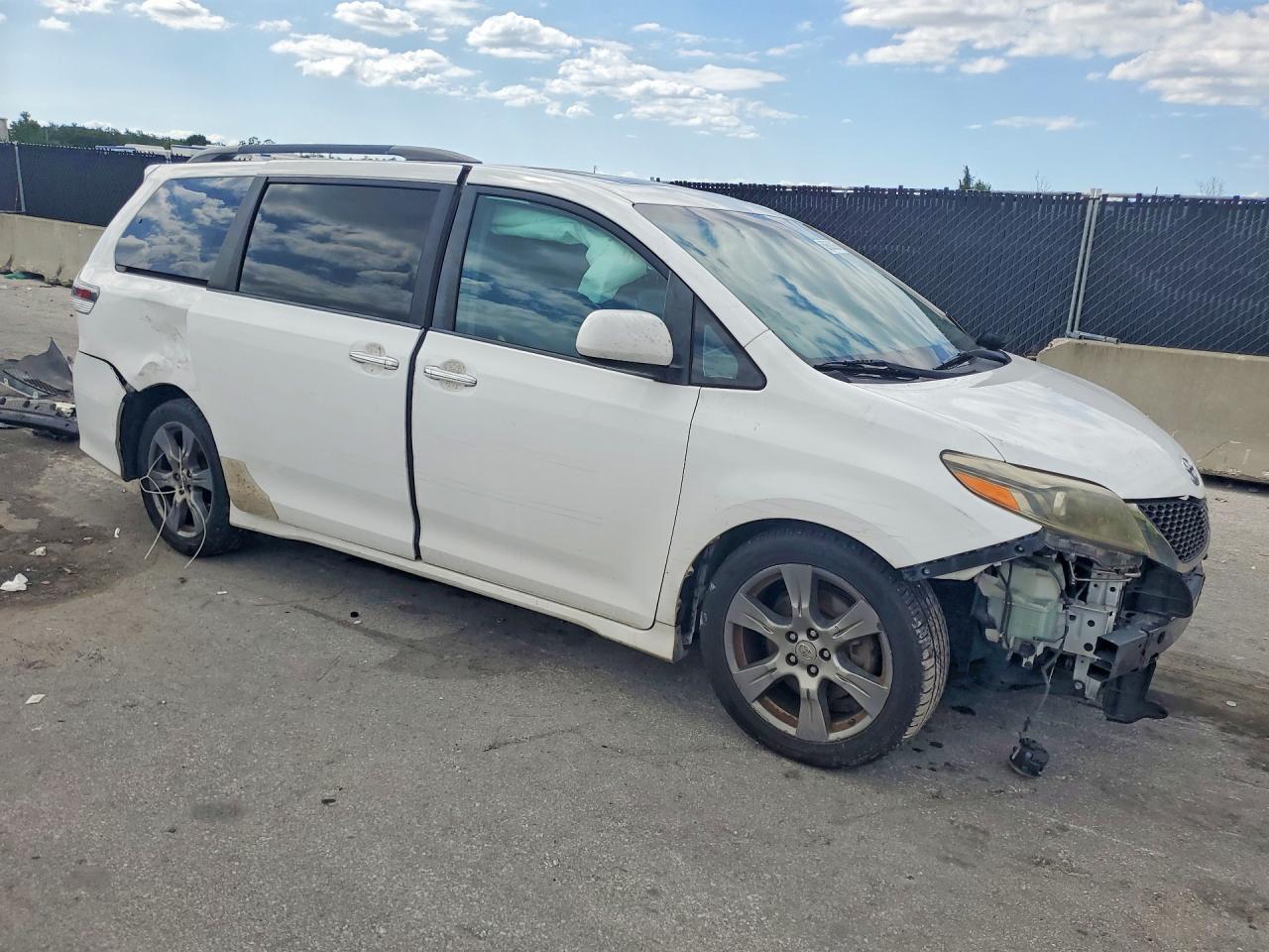 2017 TOYOTA SIENNA — фото 4