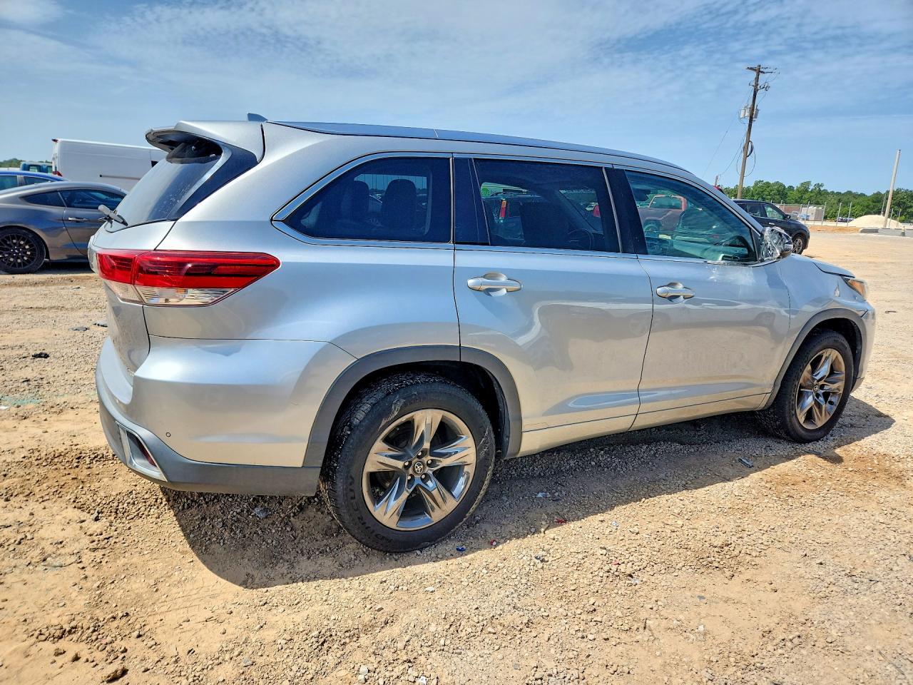 2017 TOYOTA HIGHLANDER — фото 3