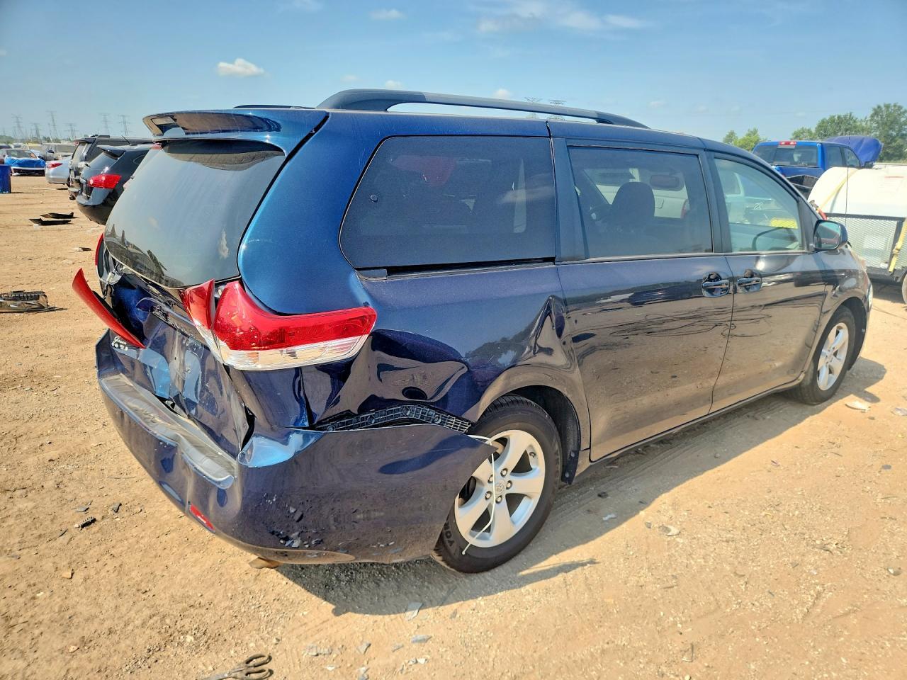 2012 TOYOTA SIENNA — фото 3