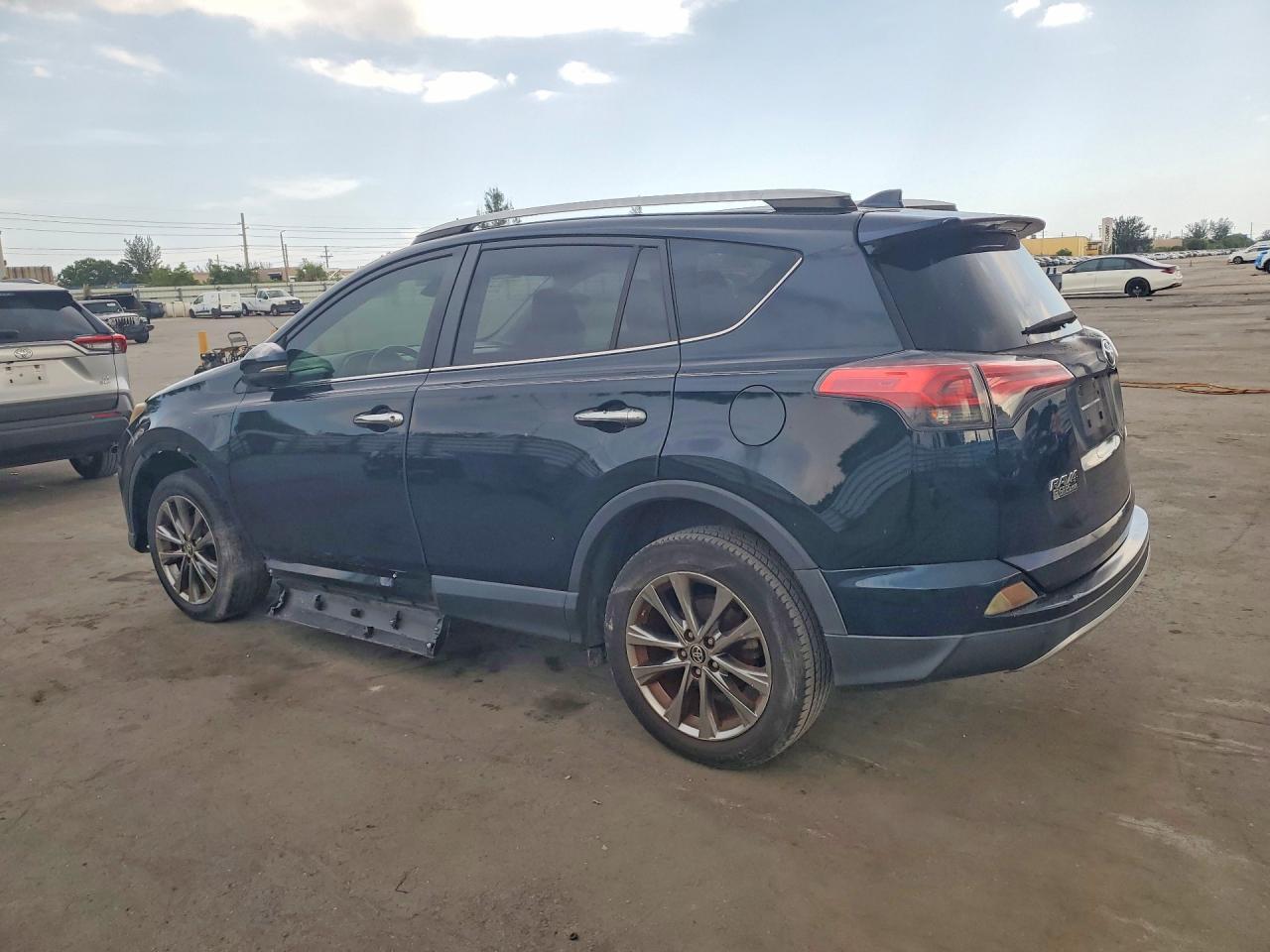 2018 TOYOTA RAV4 — фото 2