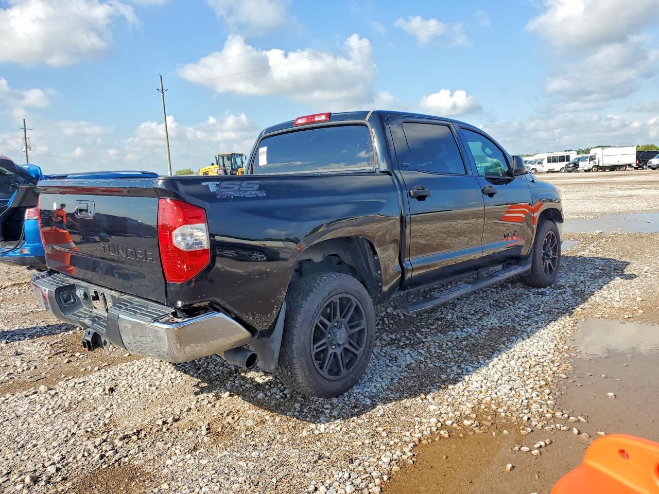 2017 TOYOTA TUNDRA — фото 3