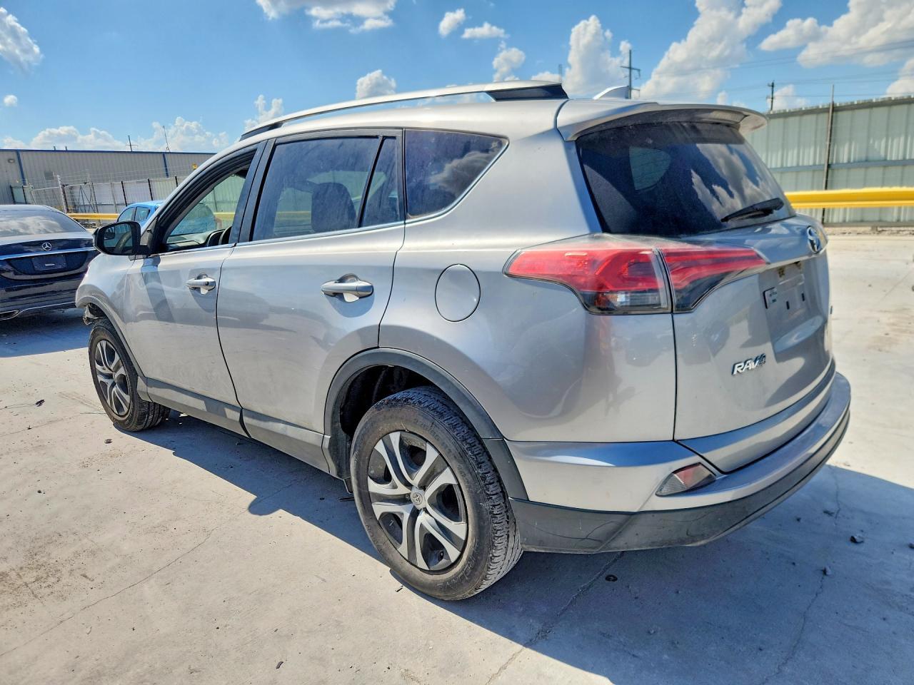 2017 TOYOTA RAV4 — фото 2