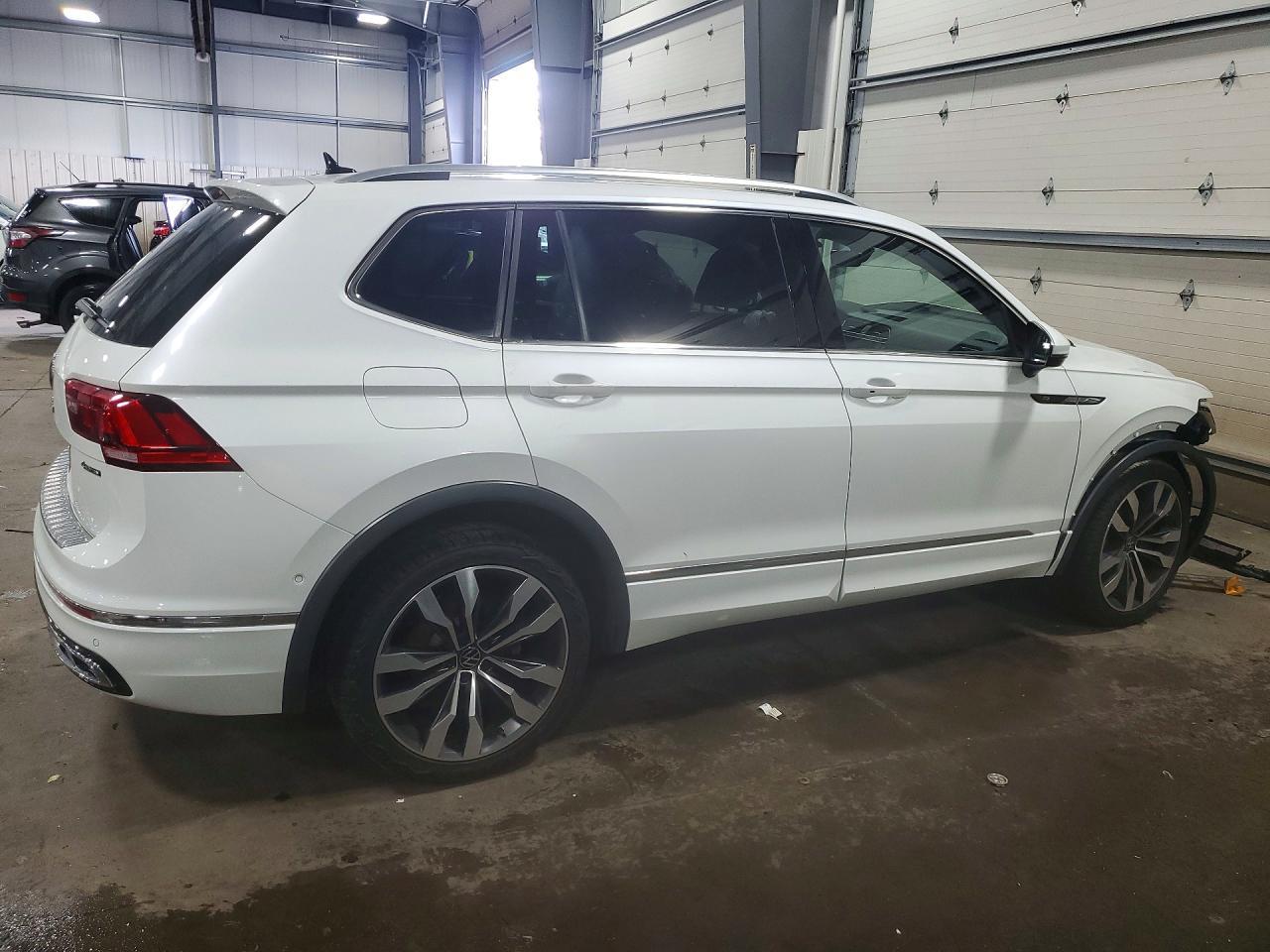 2022 VOLKSWAGEN TIGUAN — фото 3