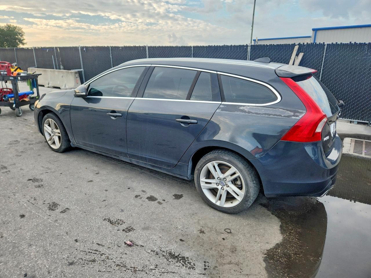 2015 VOLVO V60 — фото 2