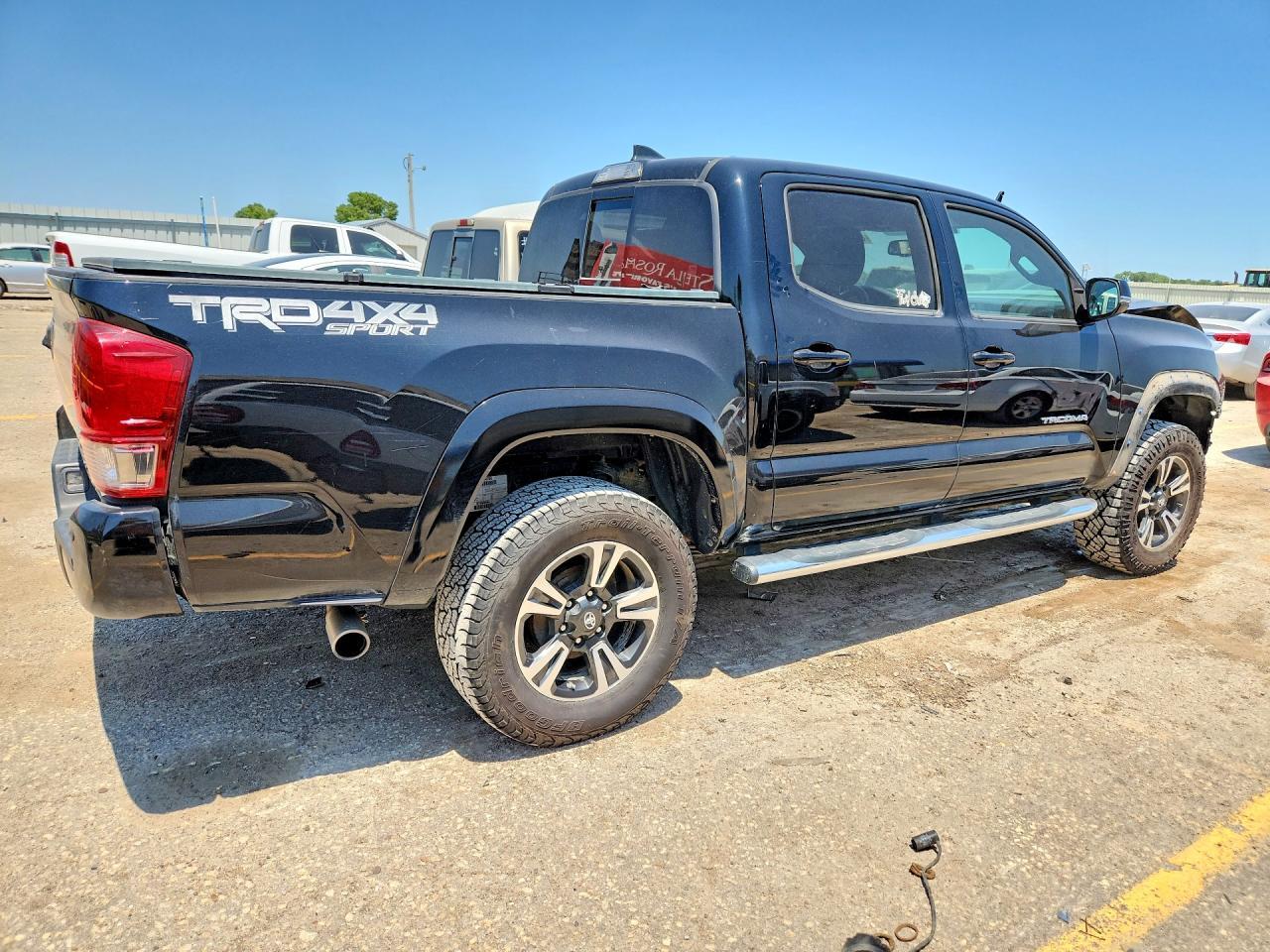 2017 TOYOTA TACOMA — фото 3