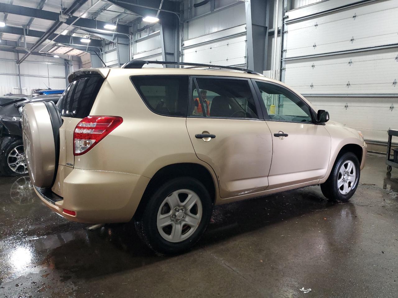 2010 TOYOTA RAV4 — фото 3