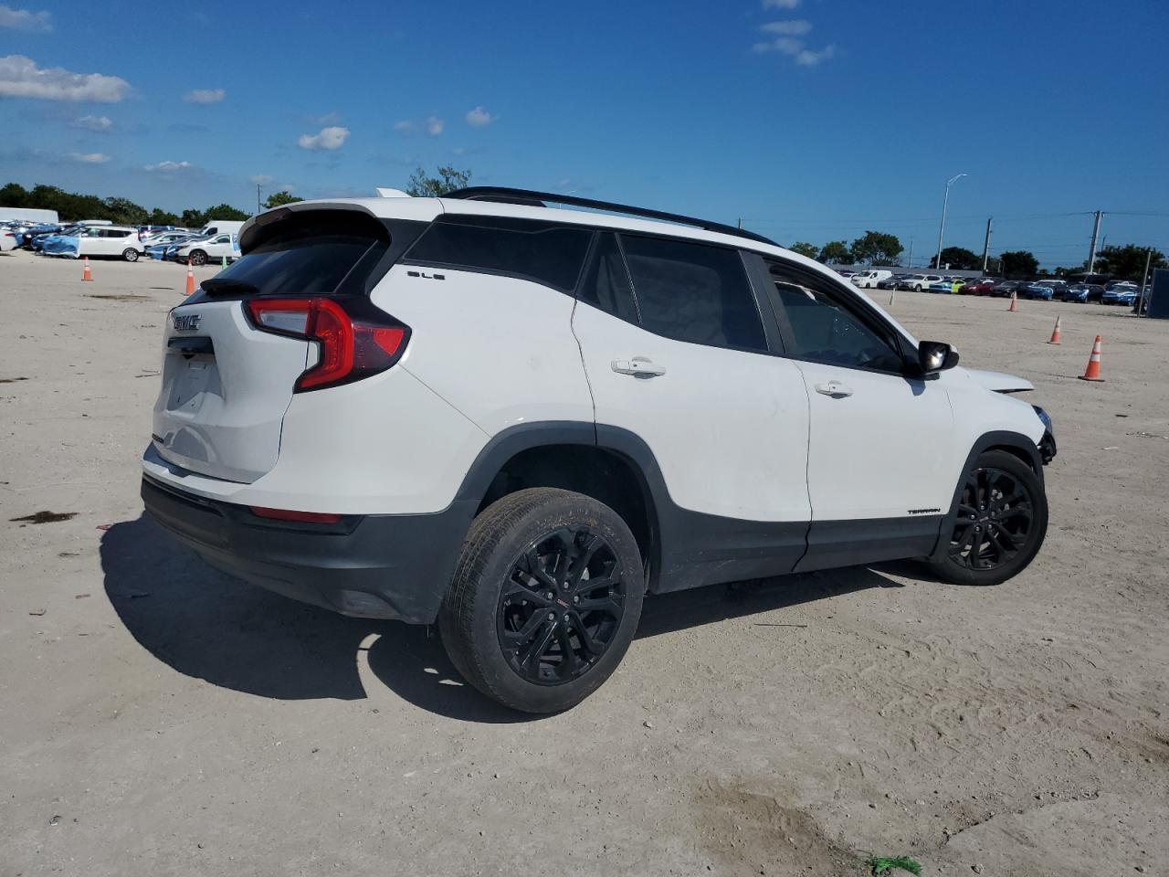 2022 GMC TERRAIN — фото 3