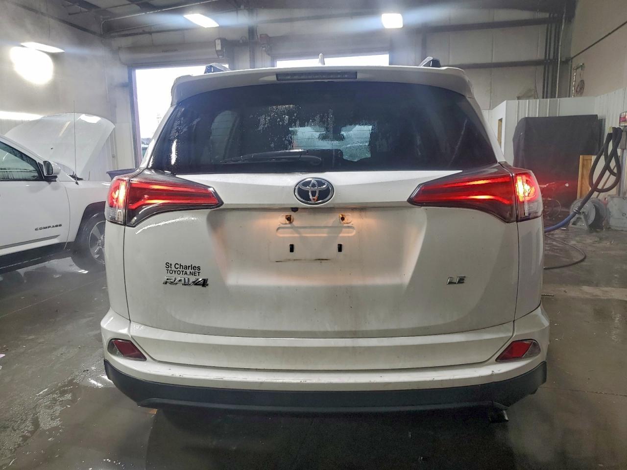 2017 TOYOTA RAV4 — фото 6