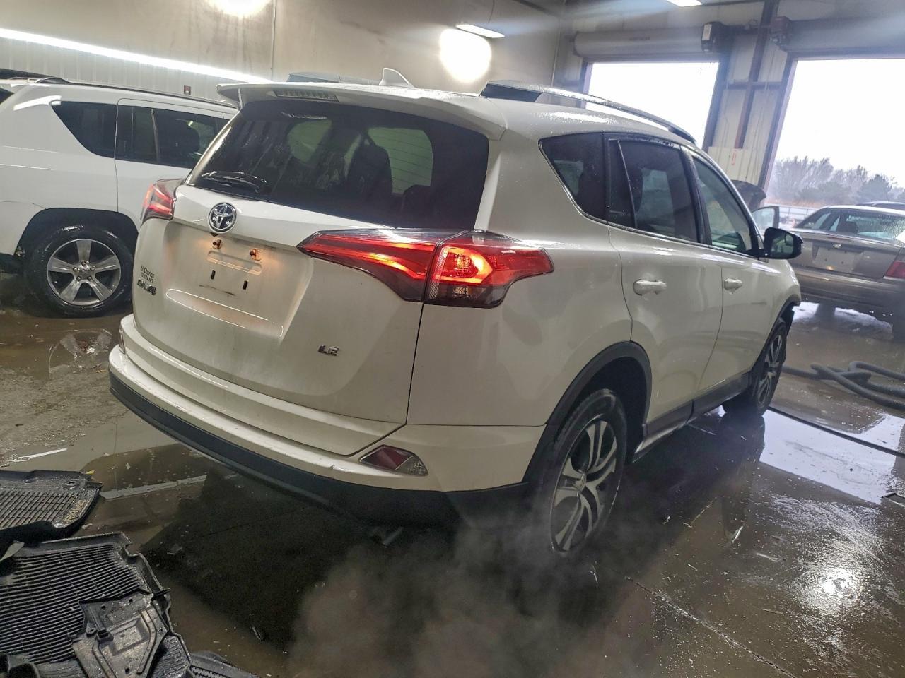 2017 TOYOTA RAV4 — фото 3