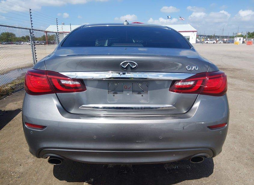 Infiniti Q70