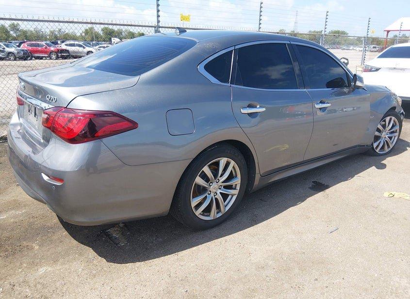 Infiniti Q70