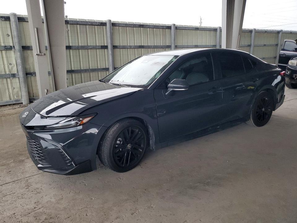2025 Toyota Camry — фото 1
