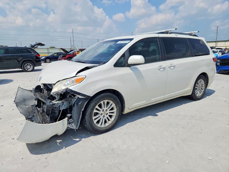2017 Toyota Sienna — фото 1
