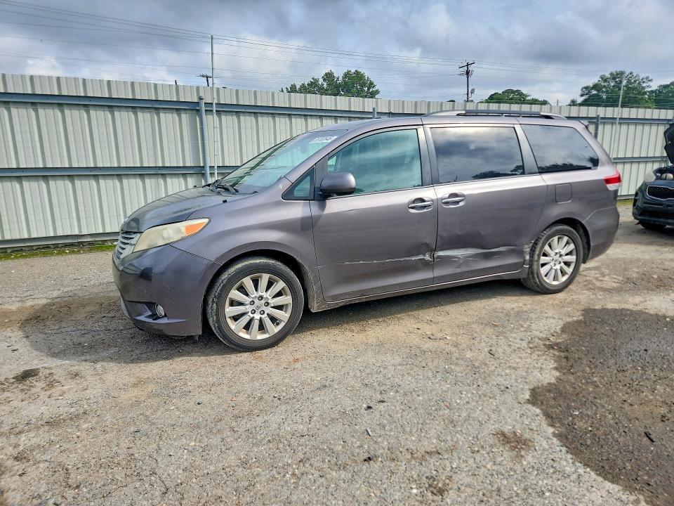 2011 Toyota Sienna — фото 1