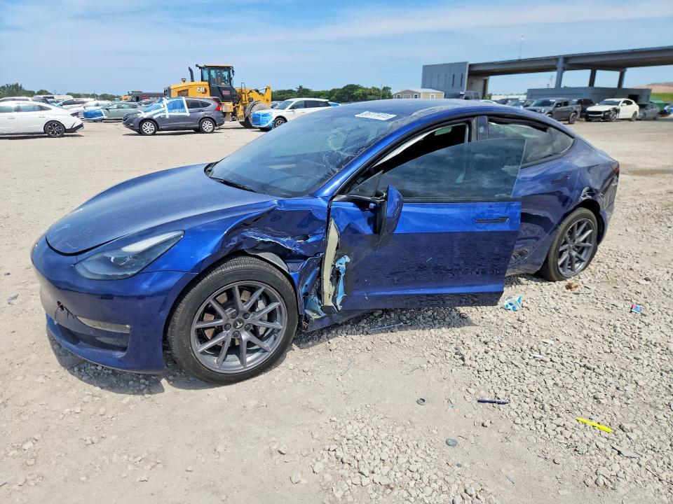 2022 Tesla Model 3 — фото 1