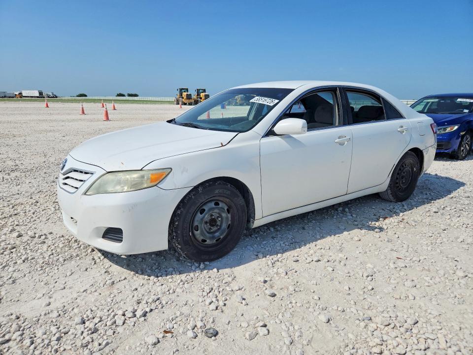 2010 Toyota Camry — фото 1