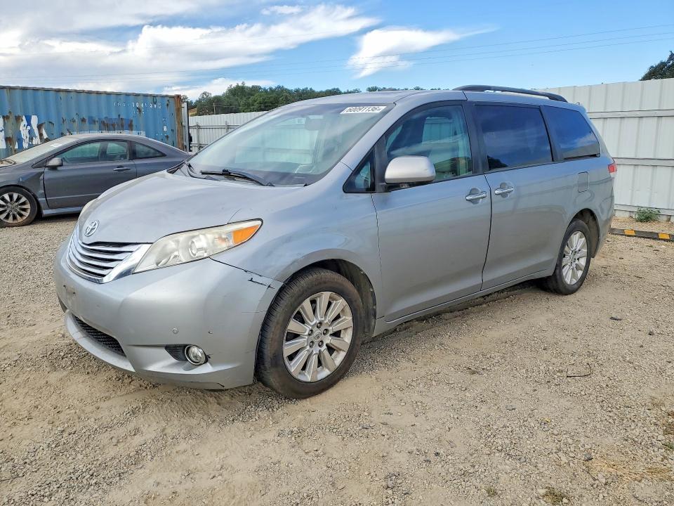 2011 Toyota Sienna — фото 1