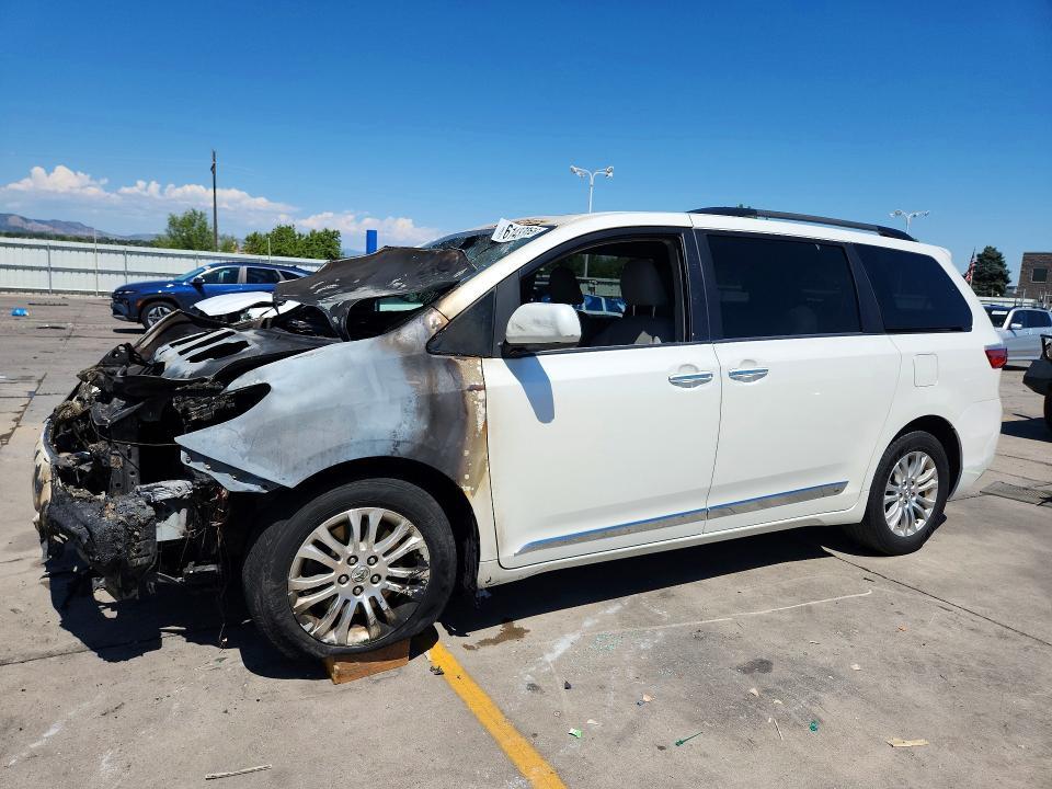 2016 Toyota Sienna — фото 1