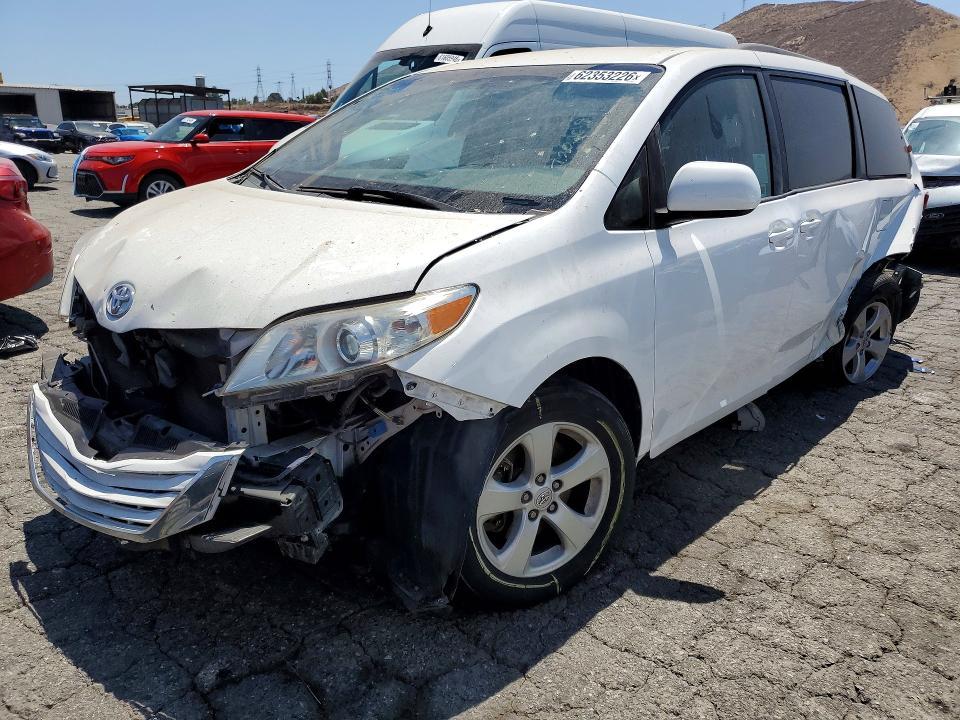 2015 Toyota Sienna — фото 1