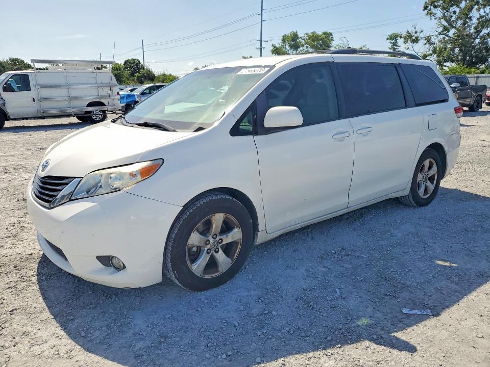 2014 Toyota Sienna — фото 1