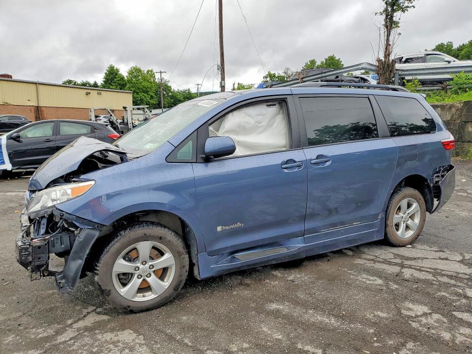 2016 Toyota Sienna — фото 1