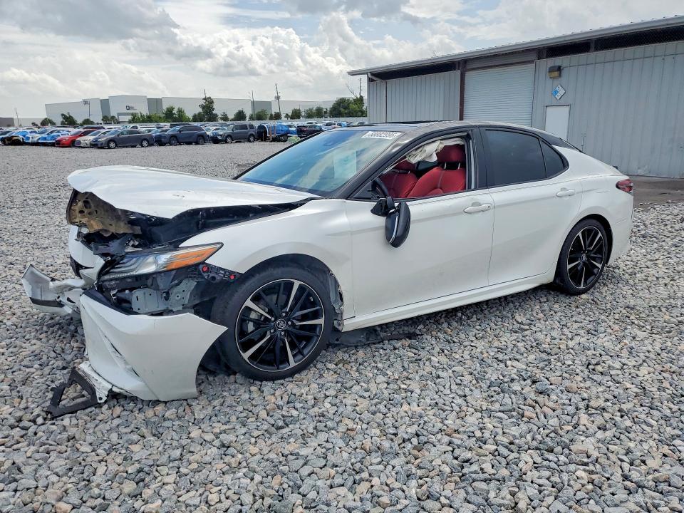 2019 Toyota Camry — фото 1